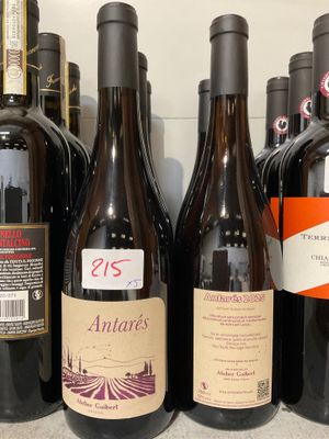 des bouteilles de vin sont alignées sur une étagère dans un magasin