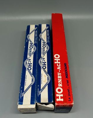 deux tubes de dentifrice posés l'un à côté de l'autre sur une table