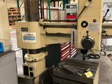 une machine qui se trouve dans une pièce avec de nombreux outils