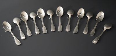 Suite de douze cuillères à moka en argent 925 millièmes, mod…