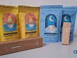 trois sachets de café sont posés à côté d'une boîte de café