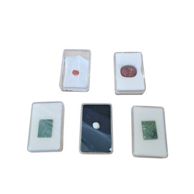 quatre sous-verres carrés en verre, ornés de motifs variés sur un fond blanc