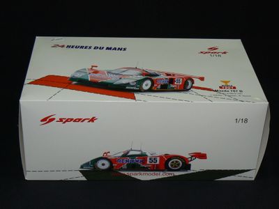 une boîte sur laquelle figure une maquette de voiture de course