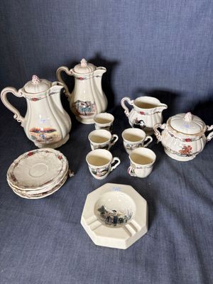 de nombreux types de théières et de tasses sur la table