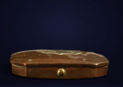 une boîte marron munie d'une poignée sur fond bleu