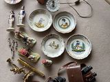 beaucoup d'objets posés sur le sol
