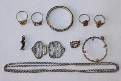 un assortiment de bijoux en argent, notamment des bagues, des bracelets et des bagues
