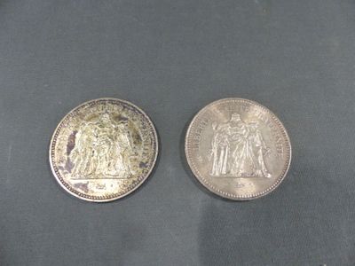 deux pièces d'argent posées l'une sur l'autre sur une table