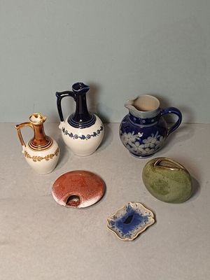 de nombreux types de vases différents posés sur une table