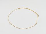 un bracelet à chaîne en or avec un fermoir sur fond blanc
