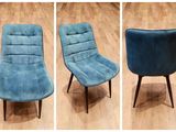 trois chaises avec un revêtement bleu, un revêtement bleu, un revêtement bleu, un revêtement bleu, un revêtement bleu, un revêtement bleu, un revêtement bleu, un revêtement bleu, un revêtement bleu