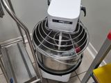 une photo d'un mixeur dans un coin de la pièce