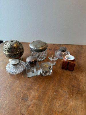 une table en bois sur laquelle sont posés des bocaux en verre et un bougeoir
