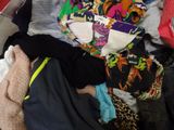 un tas de vêtements et un ours en peluche dans une valise