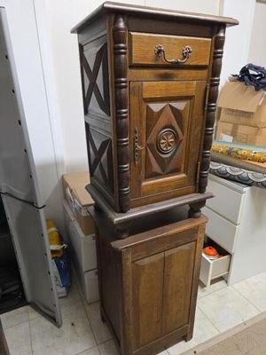 une grande armoire en bois au milieu d'une cuisine