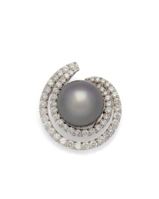gros plan d'une bague en perles et diamants sur fond blanc