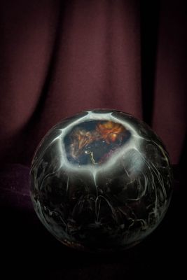 une boule de verre sur laquelle est représentée une image, posée sur une table