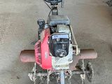 une petite machine qui se trouve dans le garage