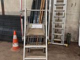 une échelle appuyée contre un mur dans un garage