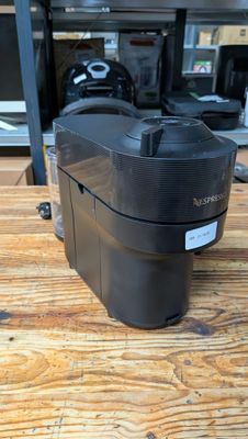 une photo d'une cafetière posée sur une table en bois