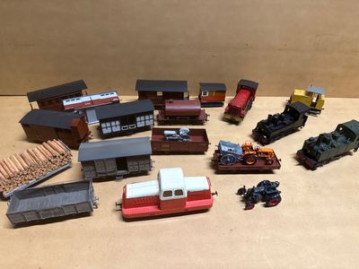un grand nombre de trains miniatures posés sur une table