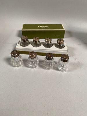 six salières et poivrières dans une vitrine