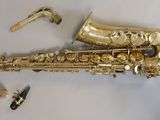un saxophone posé sur une table