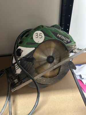 une photo d'une scie circulaire posée sur une table
