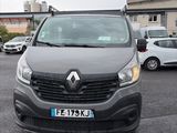 l'avant d'une camionnette grise garée sur un parking