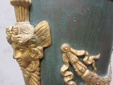 un vase vert orné d'un motif doré
