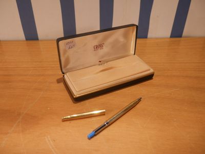un stylo et un étui à stylos posés sur une table en bois