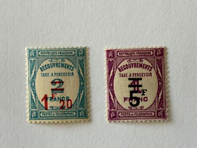 deux timbres aux motifs différents sur un fond blanc