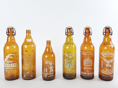Un lot de 6 bouteilles : 3 bouteilles EXCELSIOR,