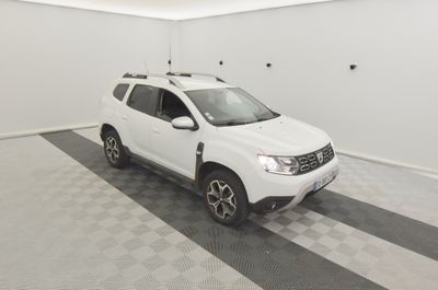 la photo d'une voiture blanche garée dans un garage