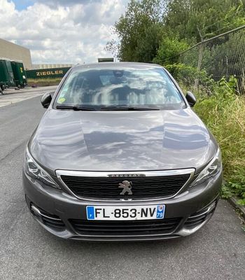 une photo d'une voiture garée sur le bord de la route
