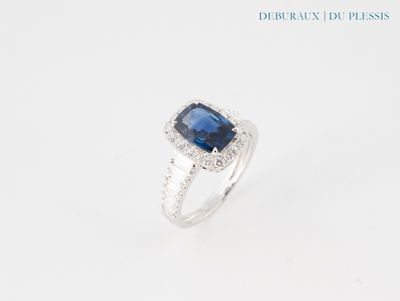 bague en saphir bleu et diamant sur fond blanc