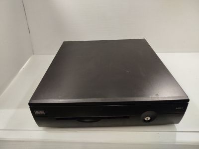 un lecteur DVD noir posé sur une étagère blanche