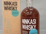 La bouteille de whisky Nikasii se trouve à côté d'un carton