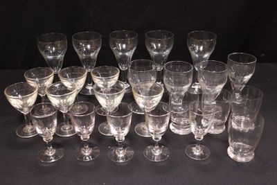 un grand nombre de verres à vin posés sur une table