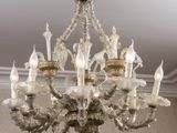 un lustre composé de nombreuses ampoules suspendues au plafond