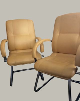 lot de deux fauteuils de bureau en cuir avec pieds et accoudoirs en métal