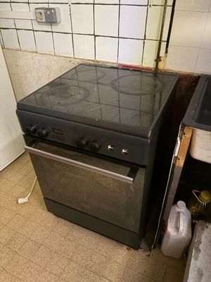 un four de cuisine noir posé dans un coin de la cuisine