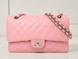 Sac Chanel à rabat en cuir d'agneau matelassé rose, avec bandoulière en chaîne