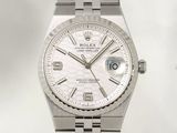 une image montrant un gros plan d'une montre-bracelet au cadran blanc