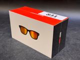 une boîte contenant une paire de lunettes de soleil