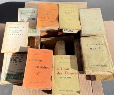 un grand nombre de livres qui se trouvent dans une boîte