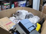 une boîte en carton remplie d'appareils électroniques dans un magasin
