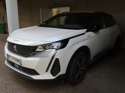 une voiture blanche garée dans un parking couvert