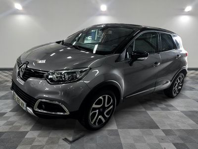 la voiture grise est garée sur un sol en damier dans le garage