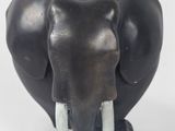 statue d'un éléphant avec des défenses sur fond blanc
